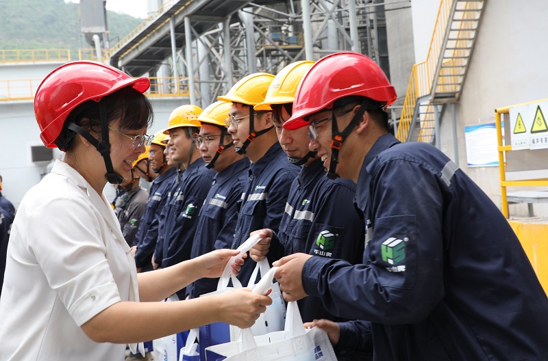 周燕芳到黃陵片區(qū)對(duì)所屬單位開(kāi)展“送清涼”慰問(wèn)活動(dòng)