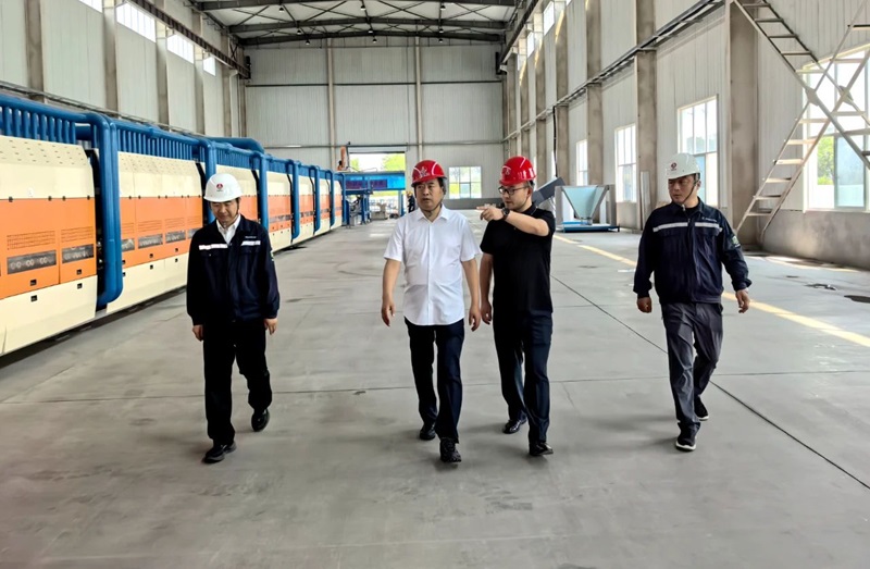 深化落實“四下基層” 強(qiáng)思想 明方向 鼓干勁 話發(fā)展 周紅到龍門綠碳公司、智引公司調(diào)研