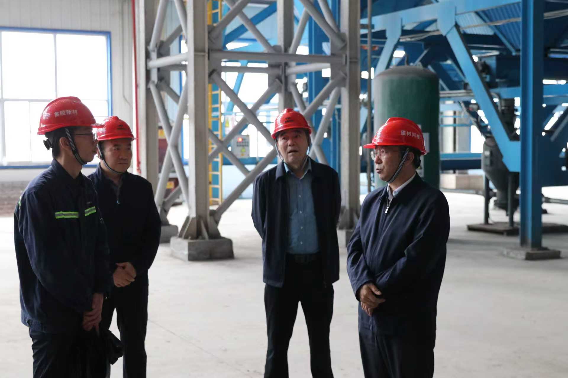 杜平到黃陵新材公司督導(dǎo)檢查項目調(diào)試安全工作