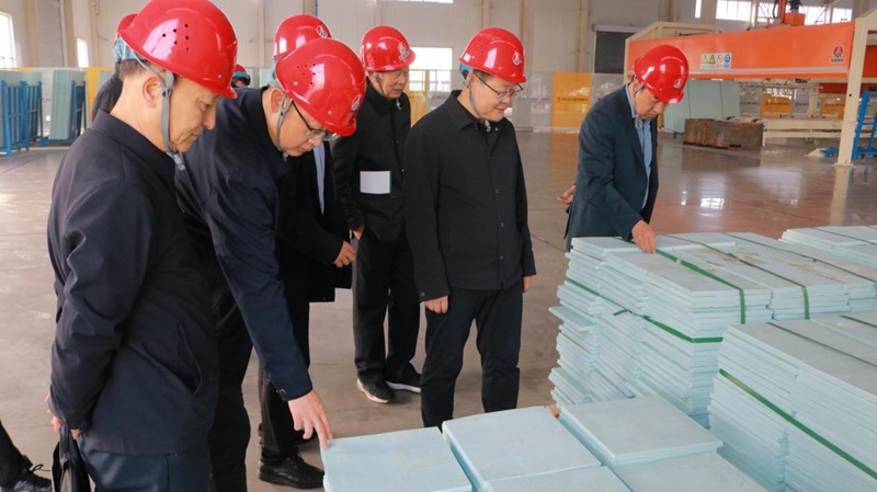 韓城市委常委、統(tǒng)戰(zhàn)部部長(zhǎng)卞正坤一行到龍門(mén)綠碳公司調(diào)研